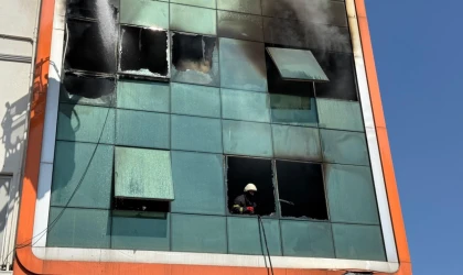 İş merkezinde panik anları: 2 işçi atlayarak canını kurtardı